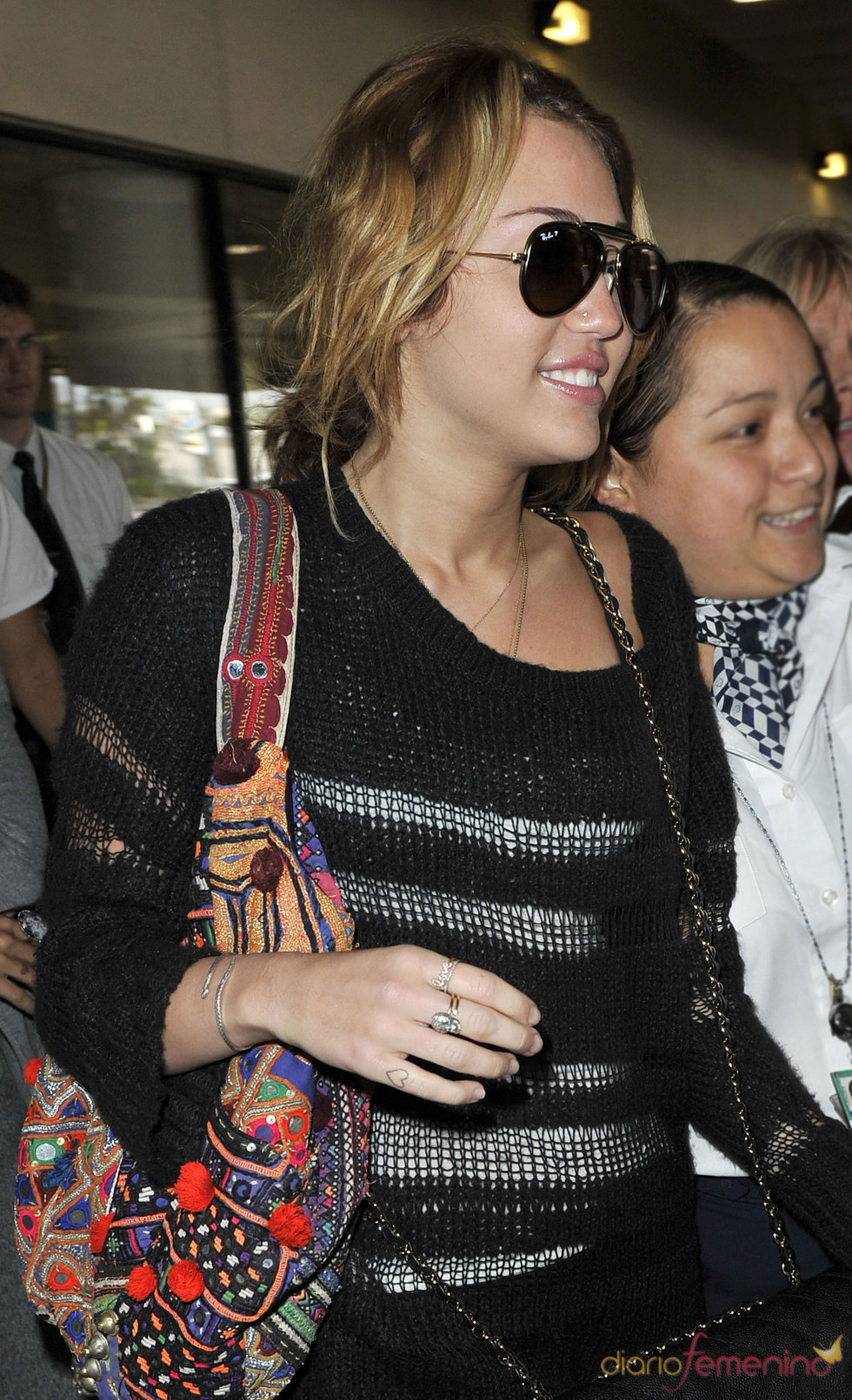 Miley Cyrus tatúa un corazón en el dedo de la mano