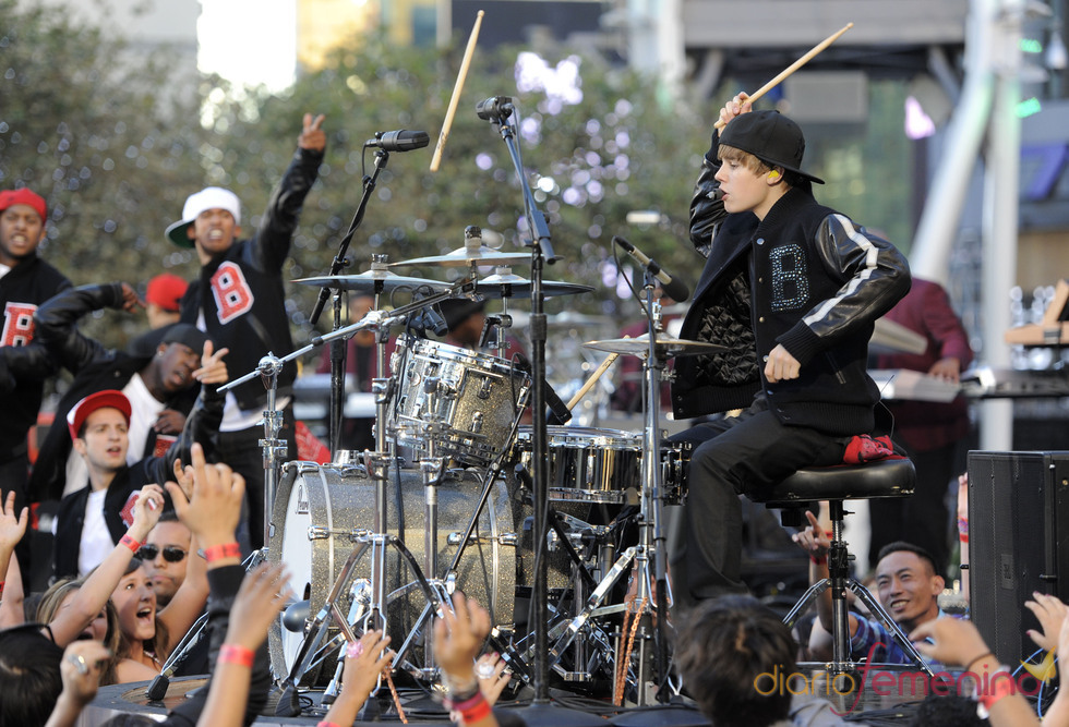 Justin Bieber atoca la batería en los MTV Video Music Awards