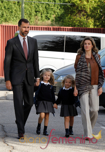 Felipe y Letizia acompañan a sus hijas al colegio