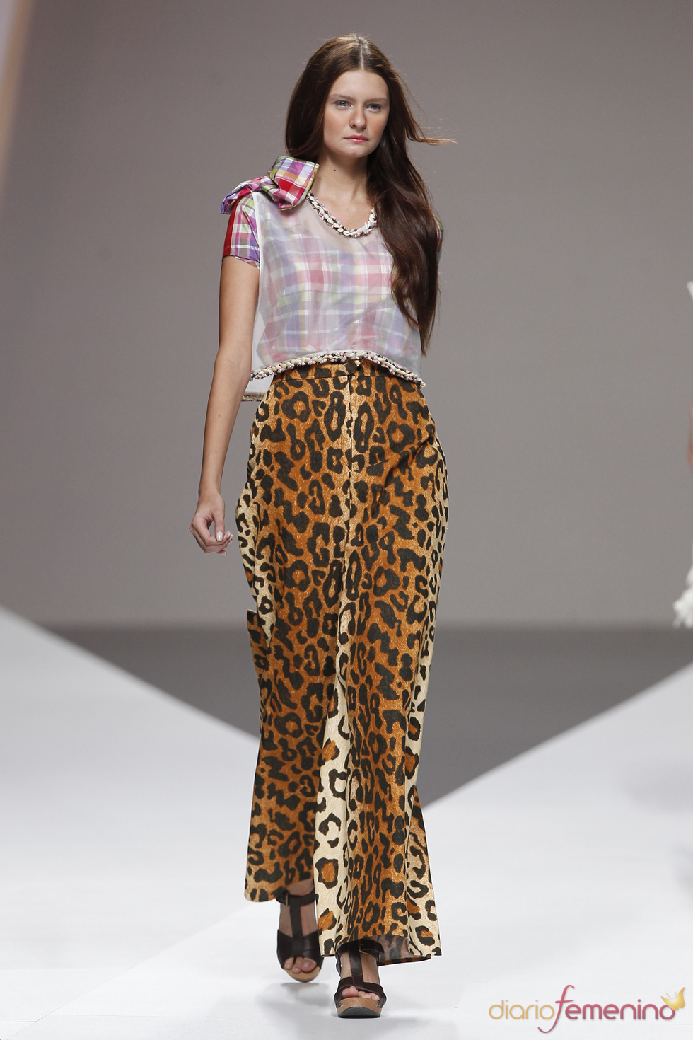 American Pérez presenta ligeros pantalones con print animal