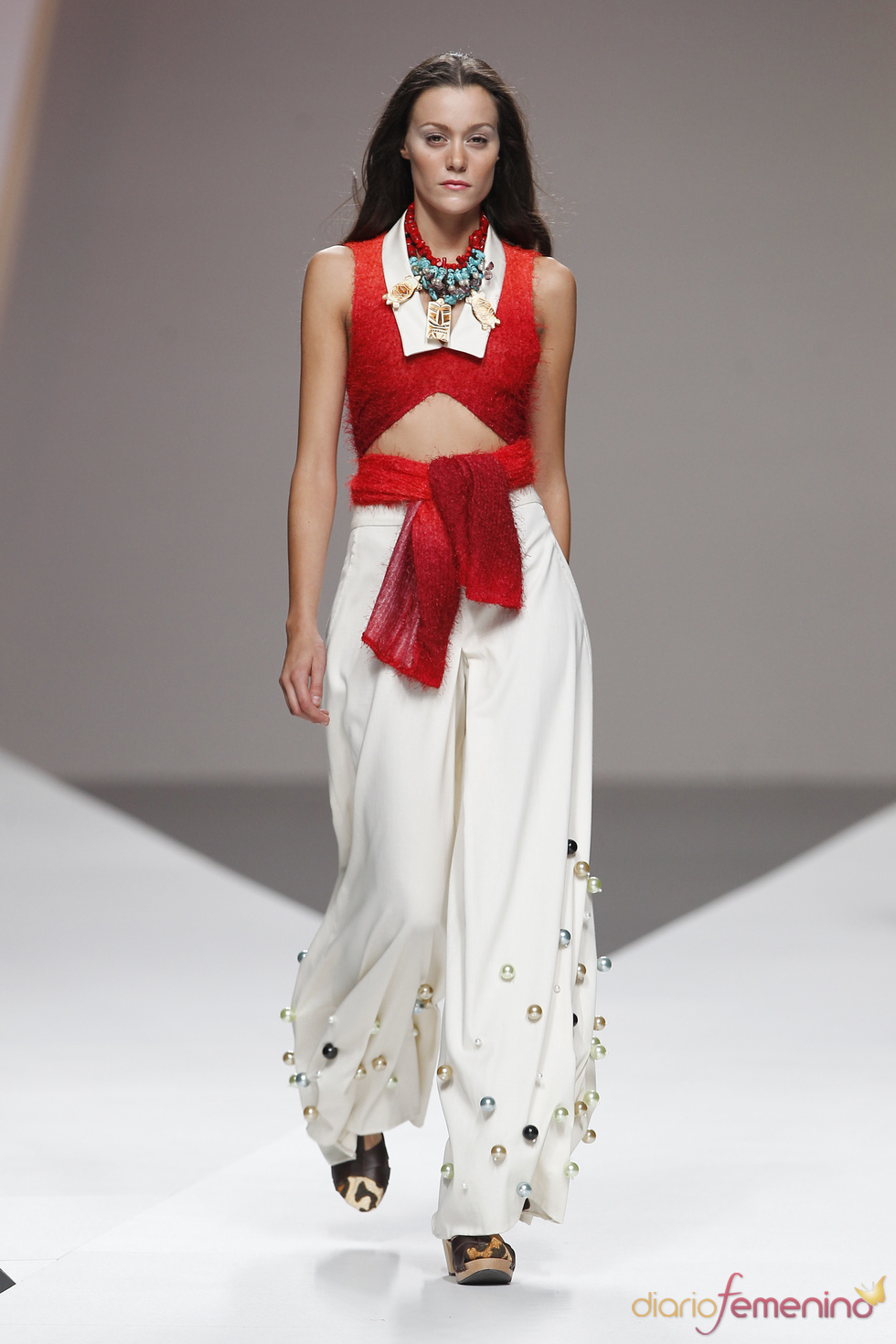 American Pérez combina sugerentes rojos con frescas camisas