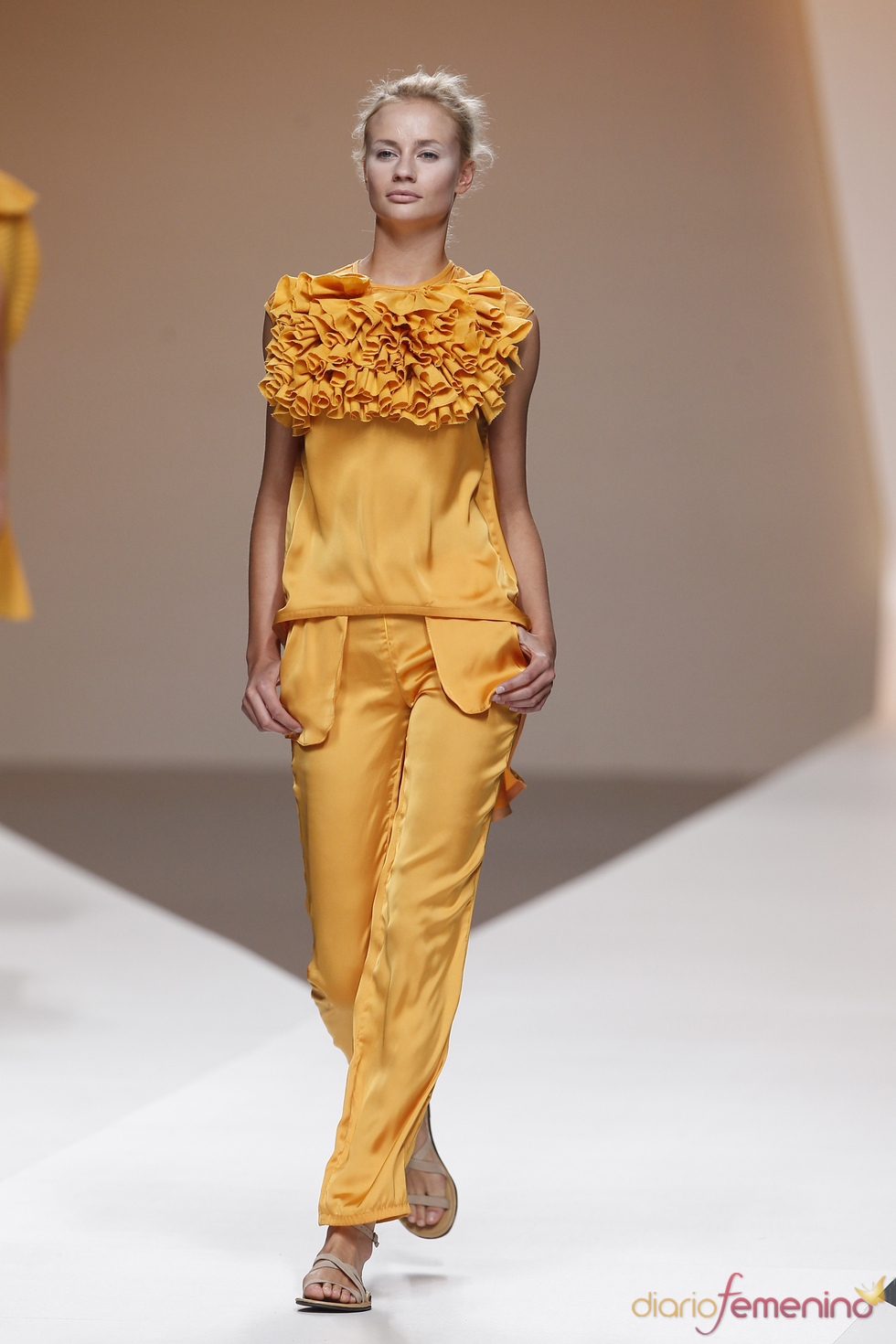 Diana Dorado decora sus escotes con abultados fruncidos en la Madrid Fashion Week