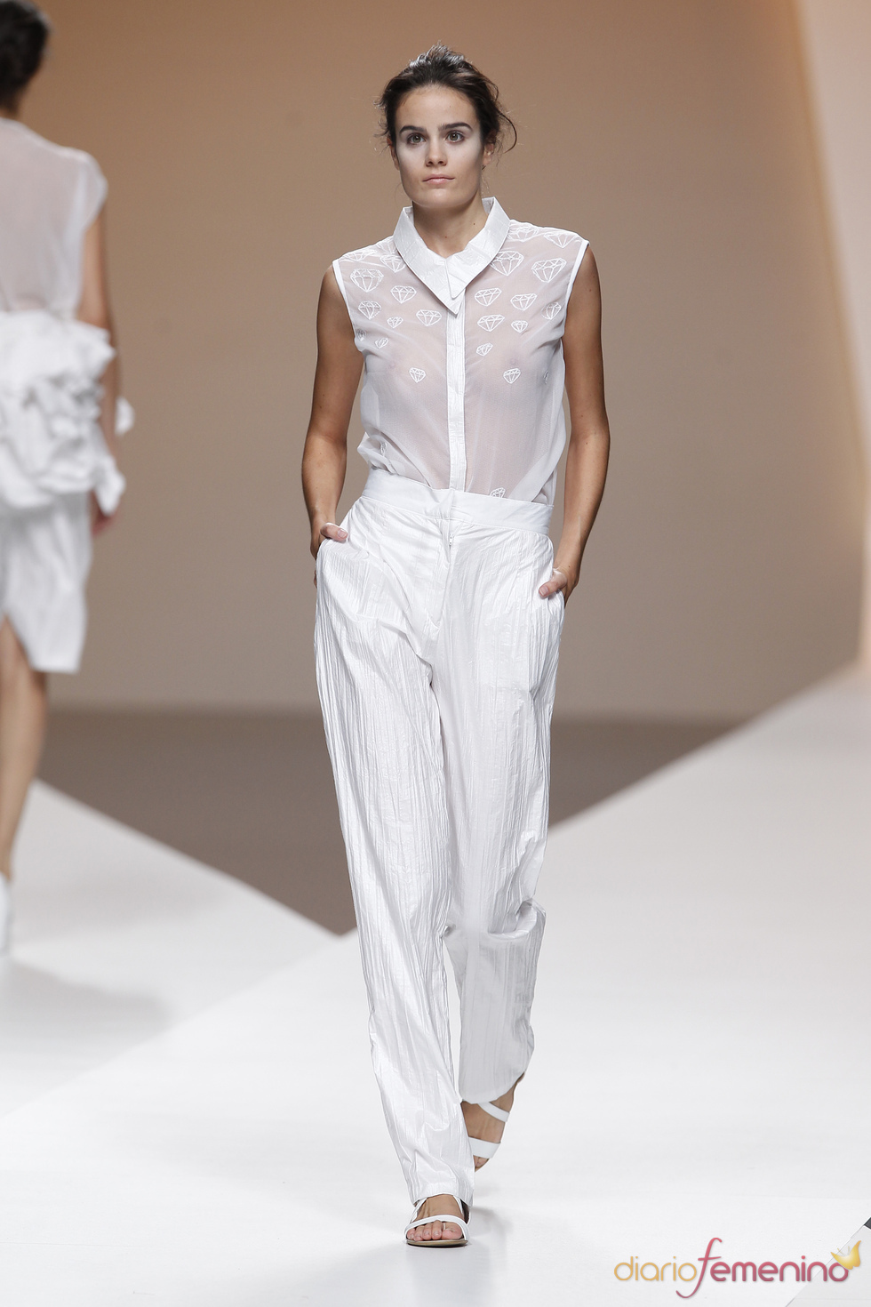 Transparencias y pantalones de corte masculino según Diana Dorado