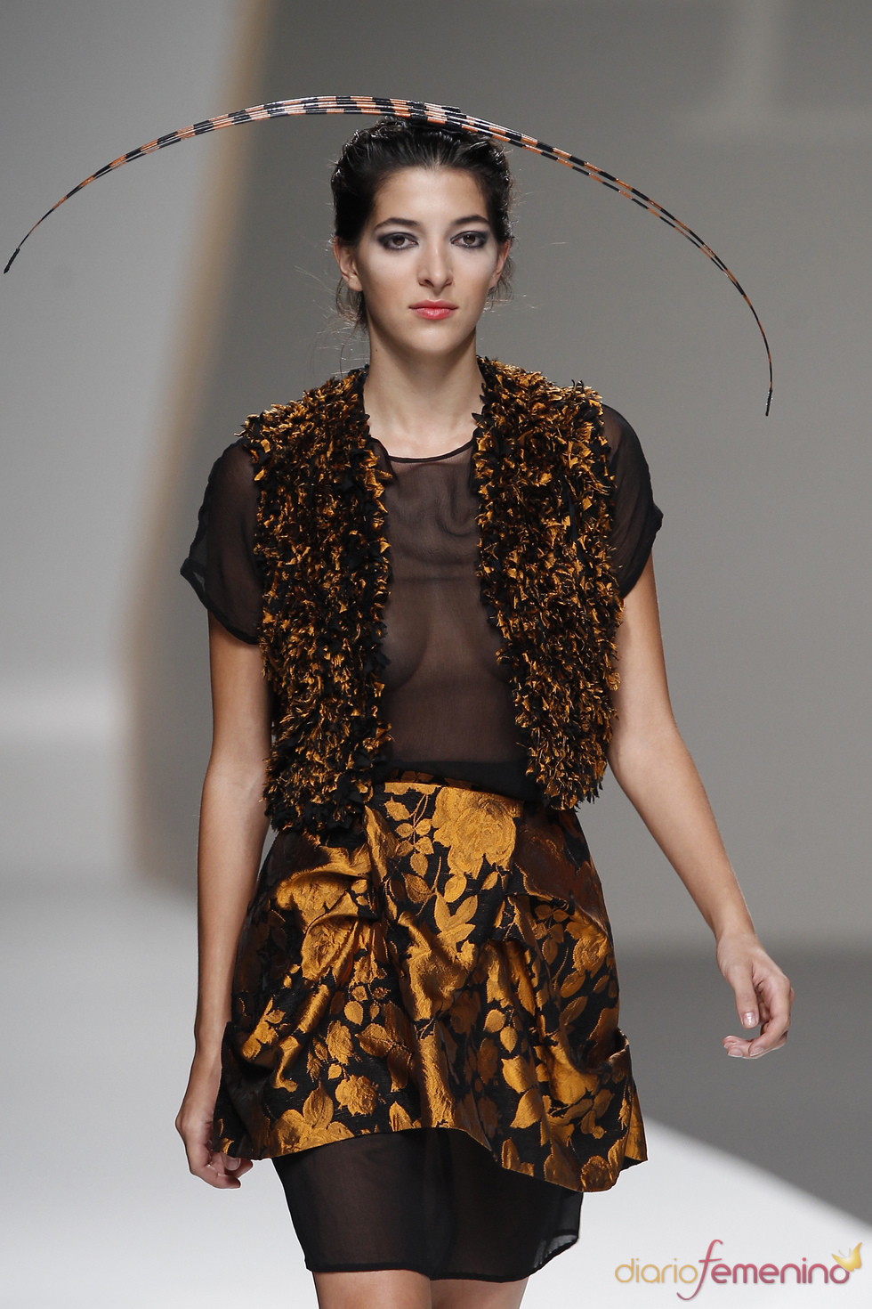 Ocre y negro se alían en la colección de Lluis Corujo