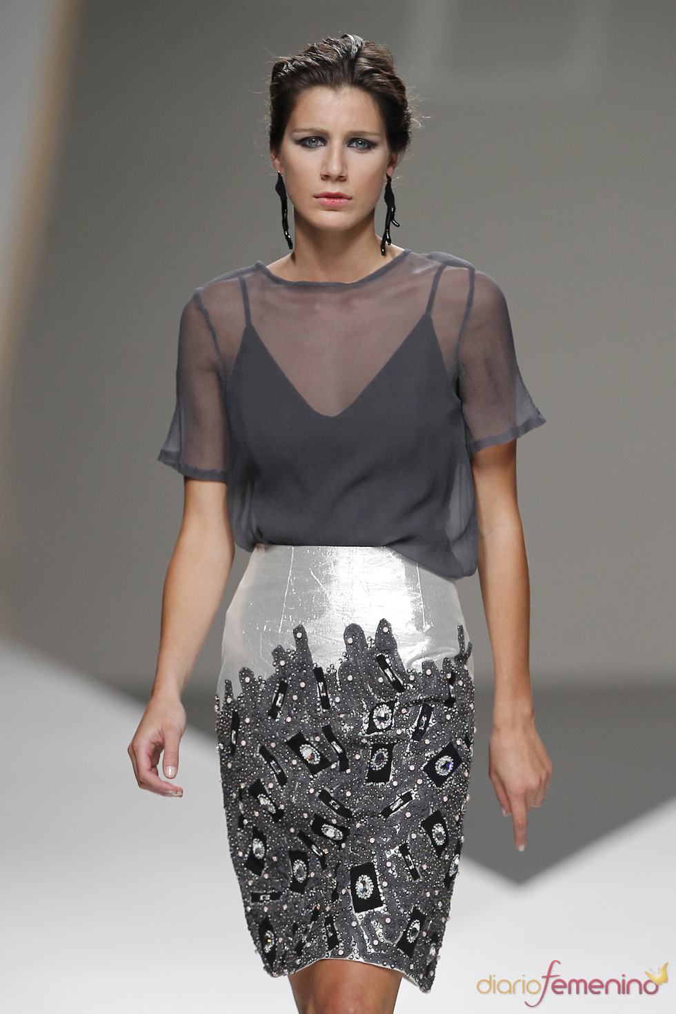 Brillos y transparencias en el look más chic de Lluis Corujo