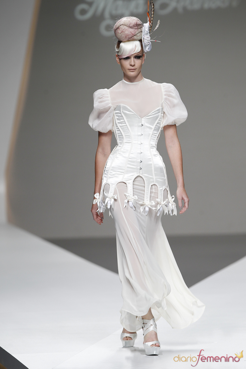 Corsé de satén blanco firmado por Maya Hansen en la Madrid Fashion Week