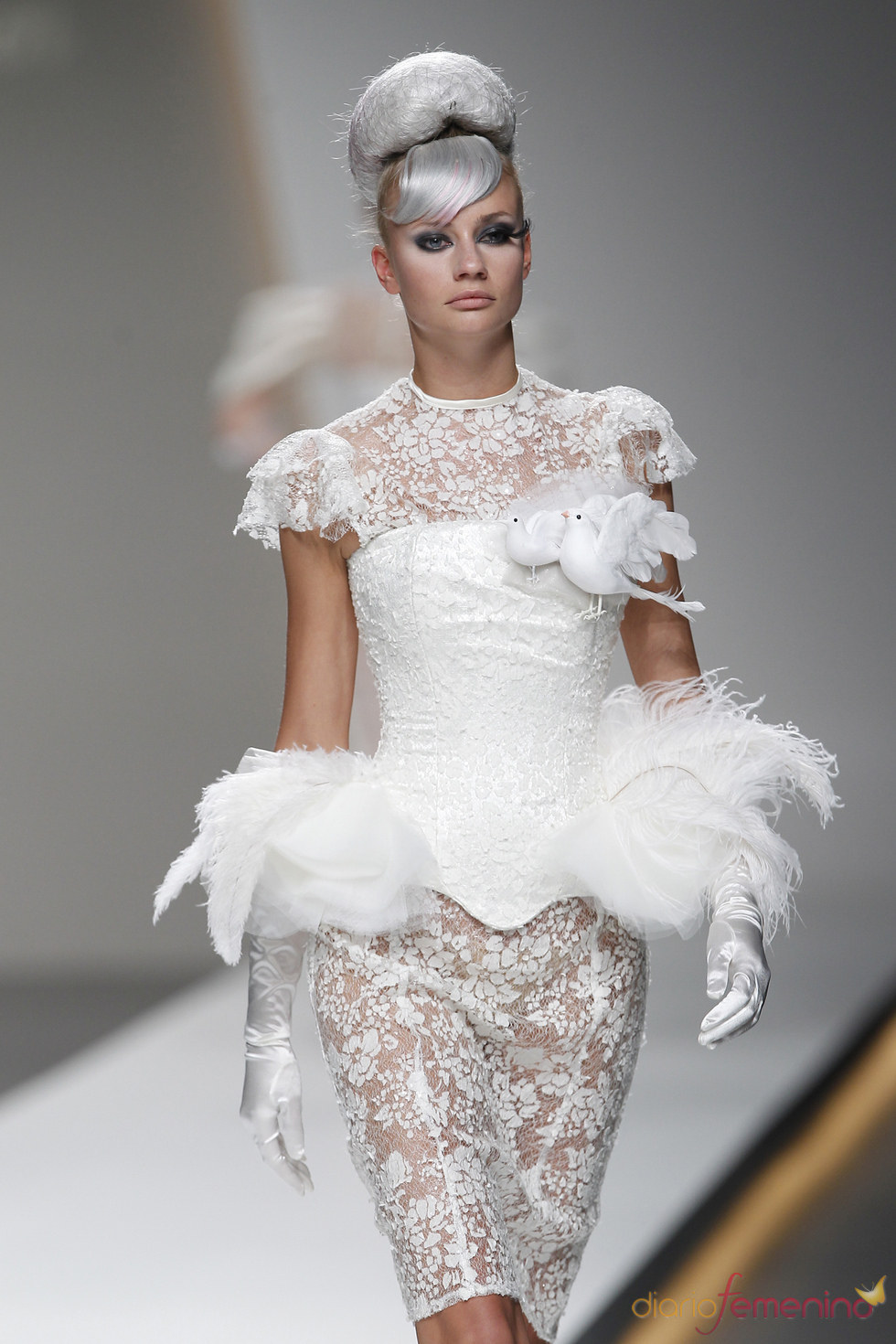 El encaje blanco destaca en la colección de Maya Hansen en la Madrid fashion Week