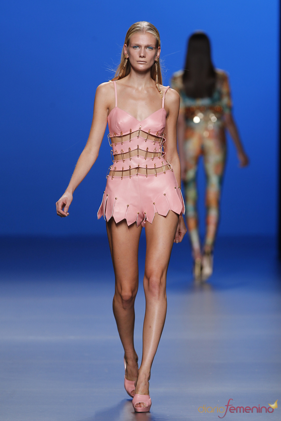 Mono corto con imperdibles de María Escoté en la Madrid Fashion Week