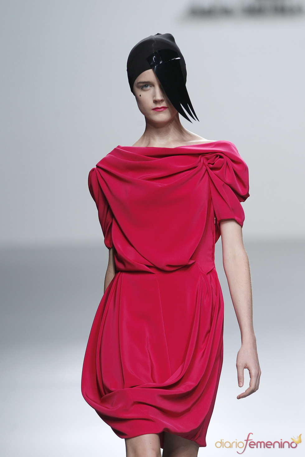 Ligeras telas con drapeados en la colección de María Barros en la Madrid Fashion Week