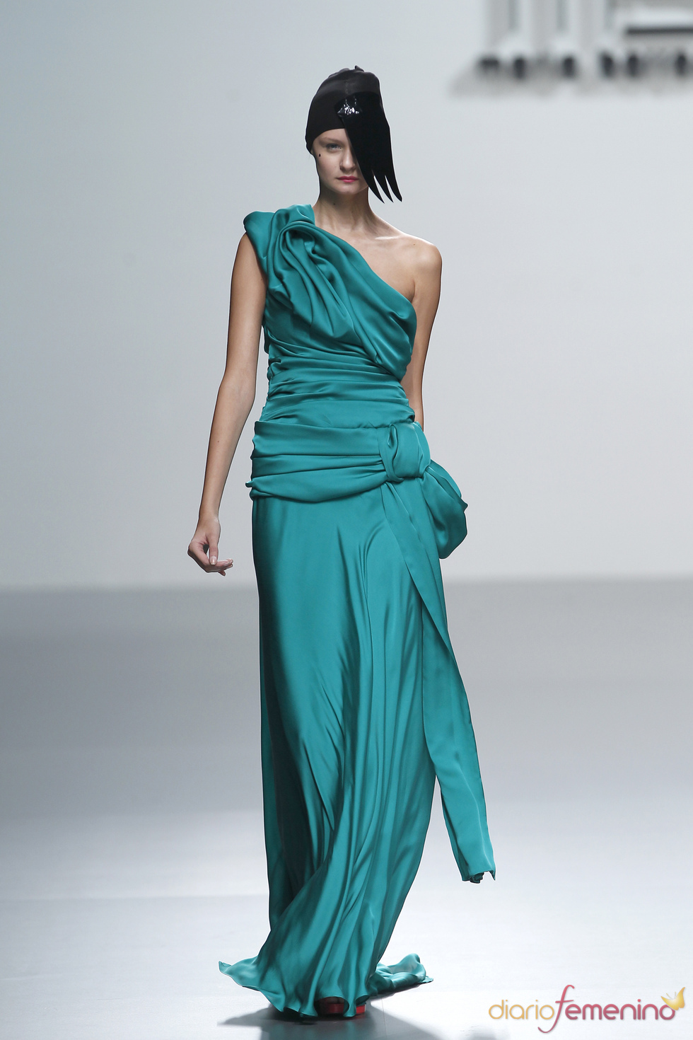 Vestido de noche drapeado firmado por María Barros en la Madrid Fashion Week