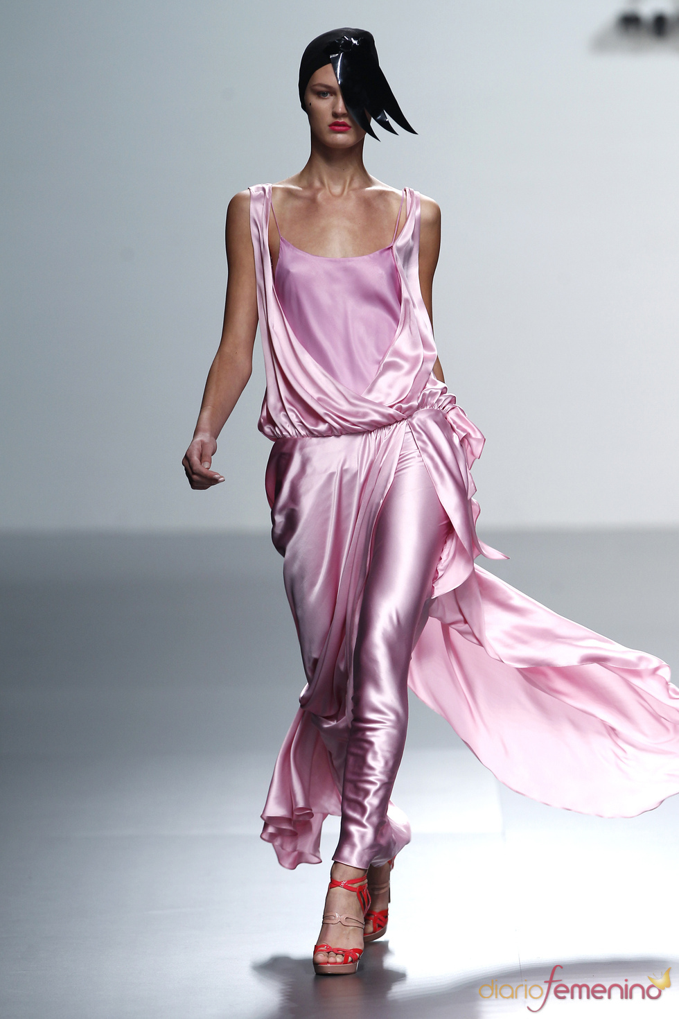 Pitillos de satén rosa firmados por María Barros en la Madrid Fashion Week
