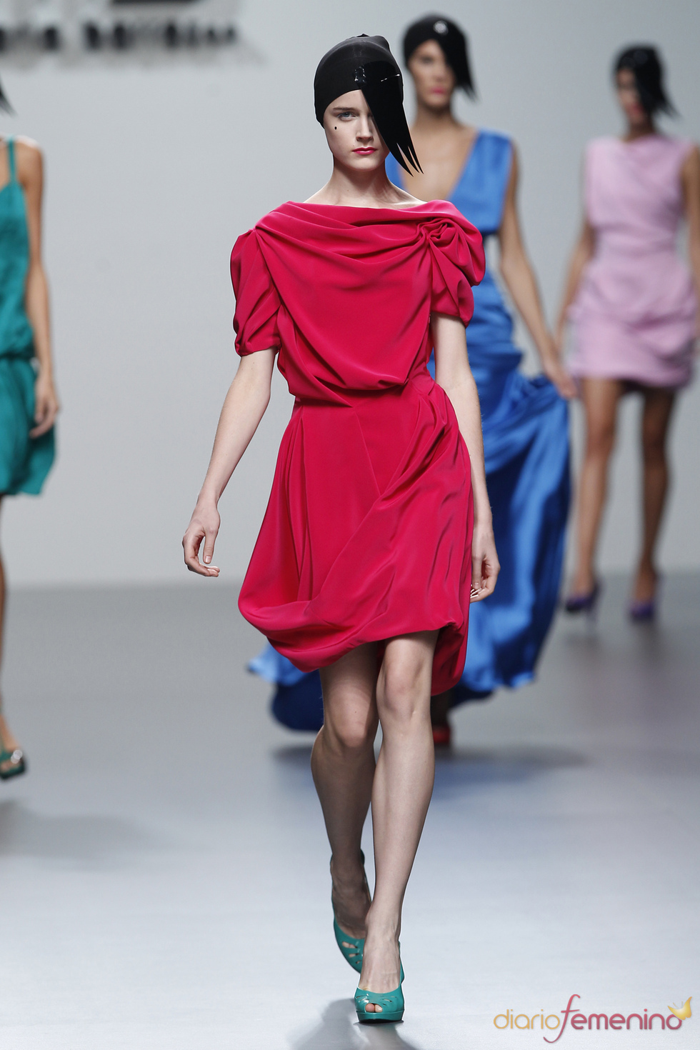 El escote drapeado da forma a los diseños de María Barros en la Madrid Fashion Week
