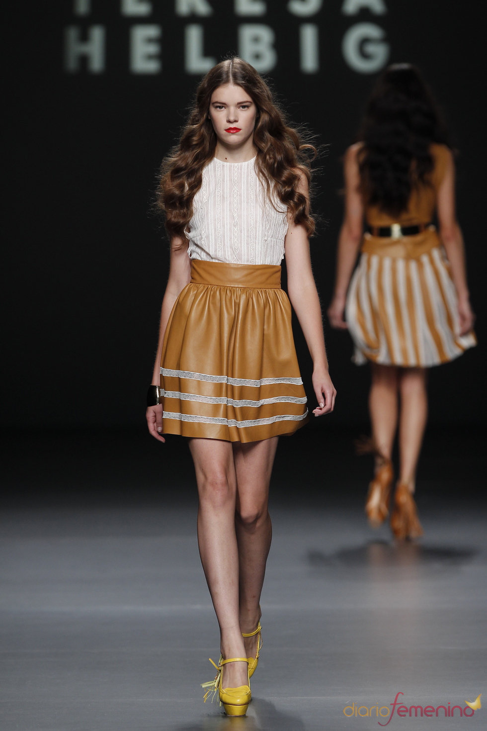El cuero color camel es tendencia según Teresa Helbig