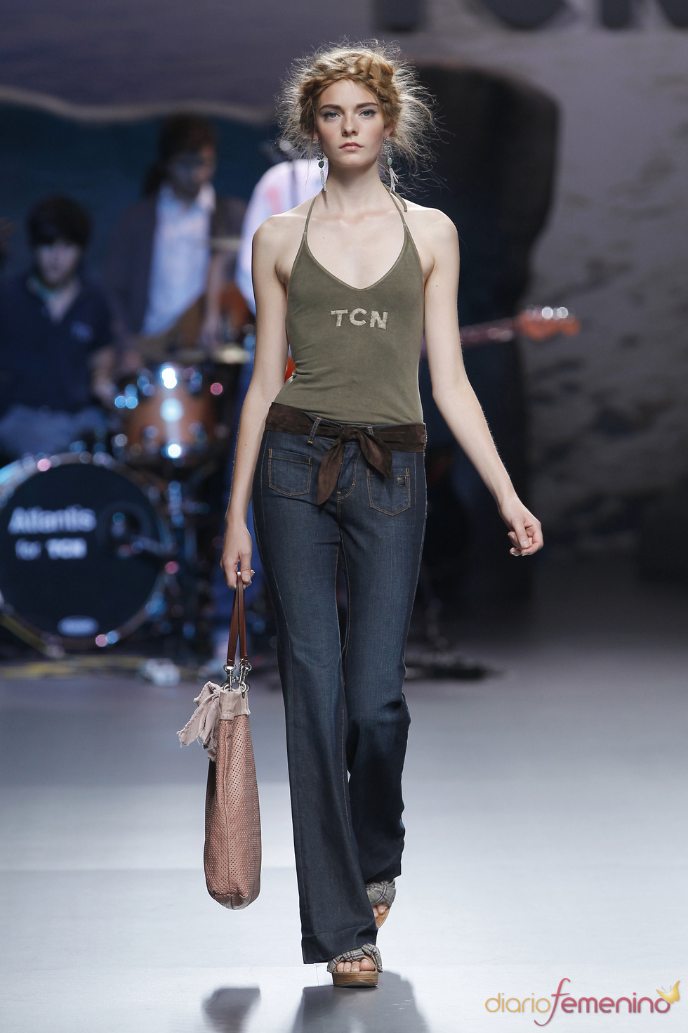 El pantalón acampanado vuelve con TCN en la Madrid Fashion Week El pantalón acampanado vuelve con TCN en la Madrid Fashion Week