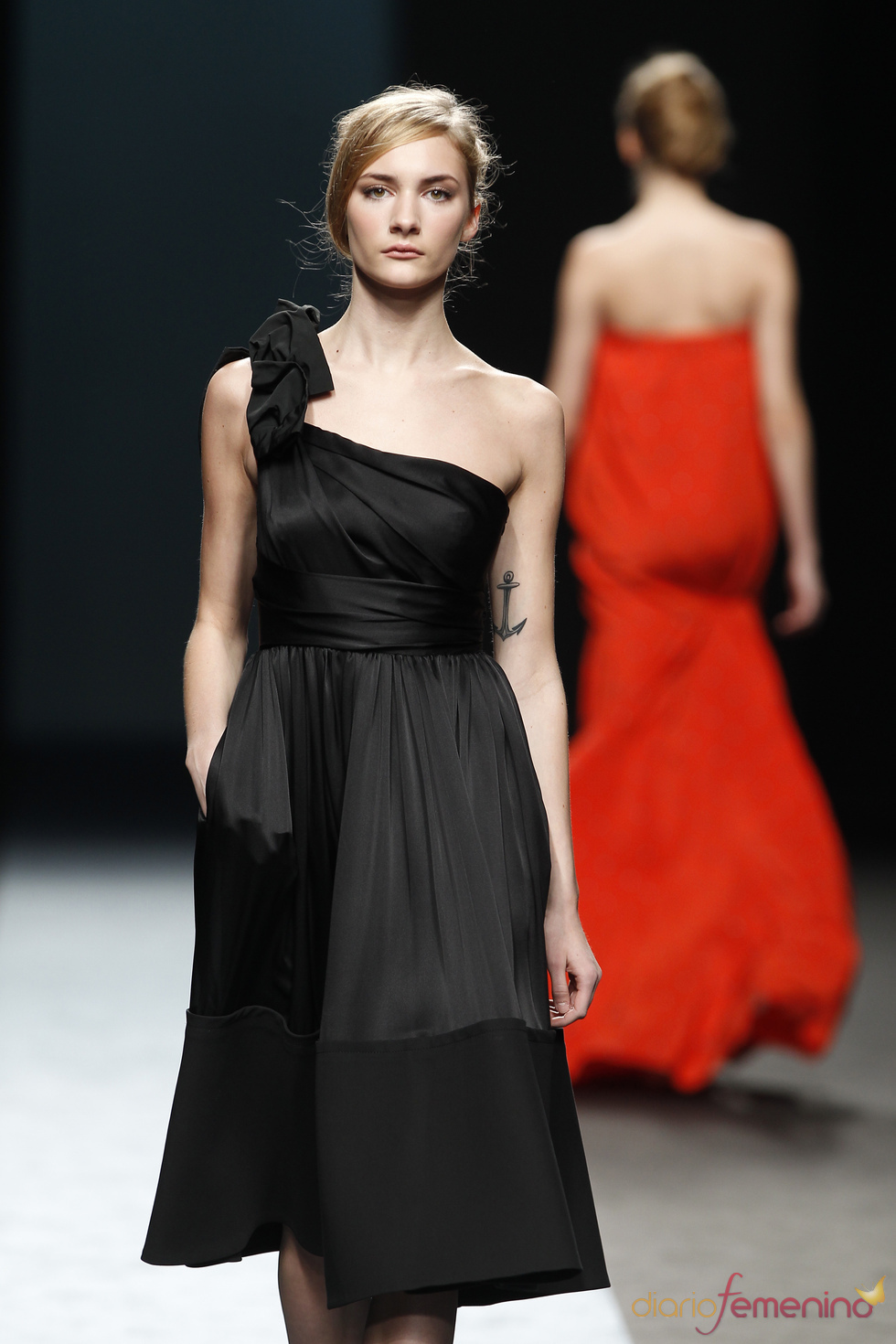 Vestido negro asimétrico de Miguel Palacio