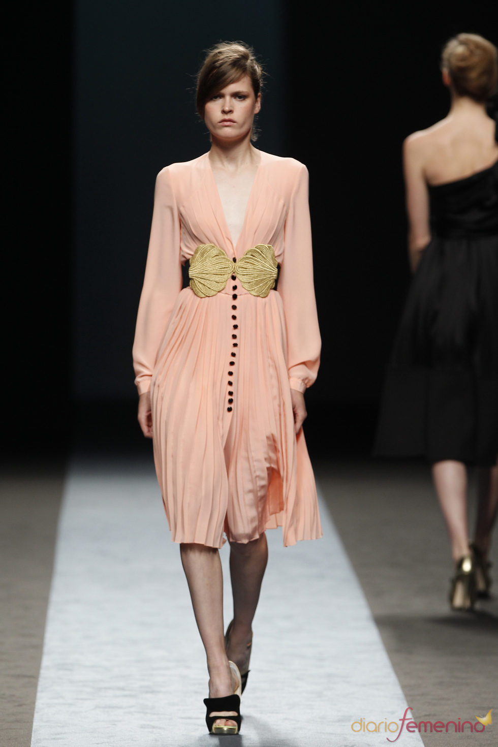 Vestido en salmón de Miguel Palacio para el verano 2011 Vestido en salmón de Miguel Palacio para el verano 2011