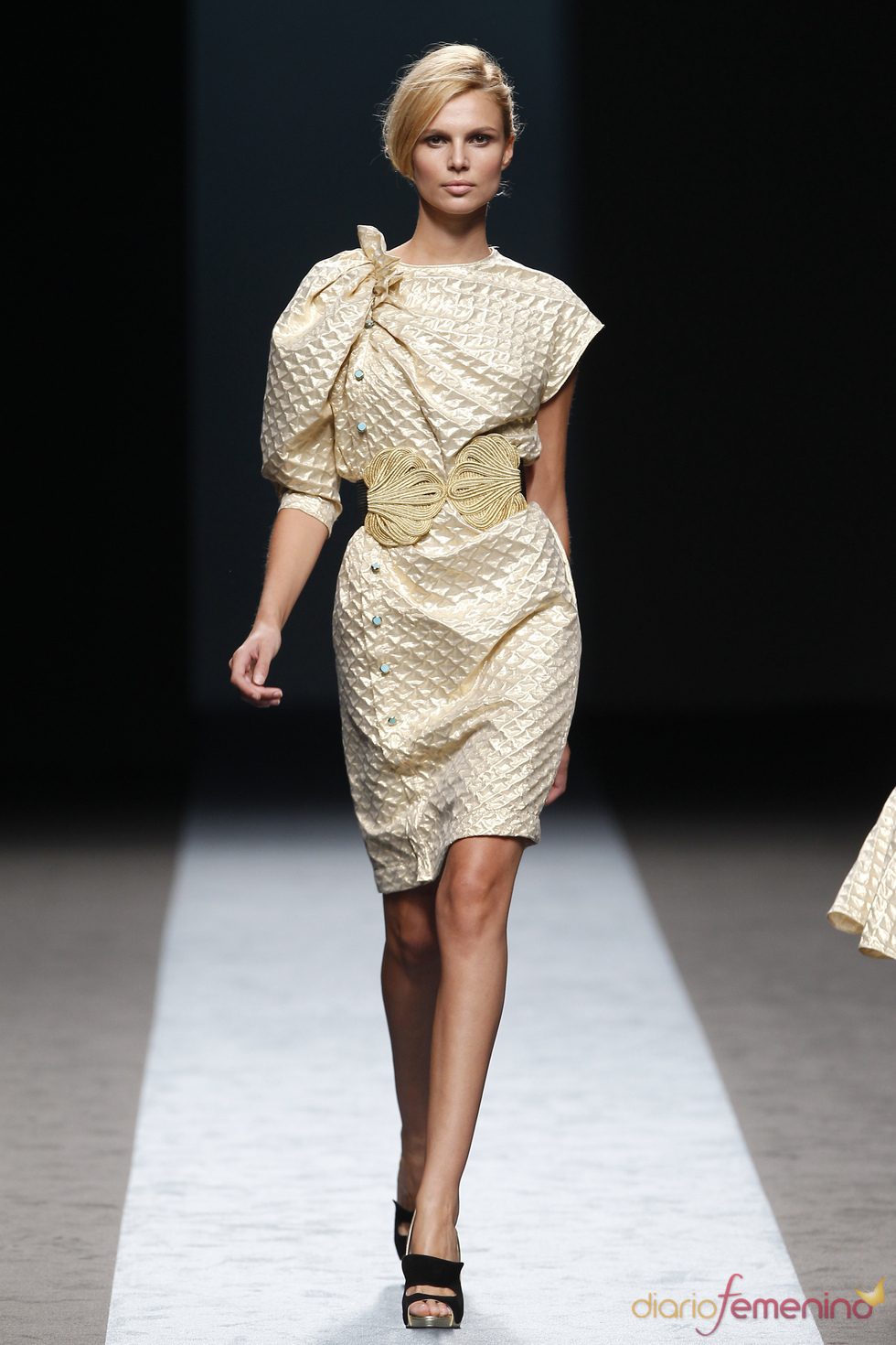 Vestido dorado de Miguel Palacio en la Pasarela Cibeles Vestido dorado de Miguel Palacio en la Pasarela Cibeles
