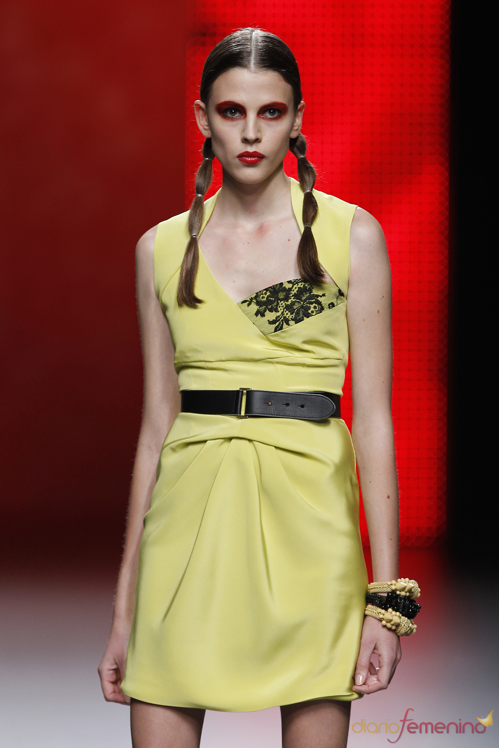 Ana Locking muestra su gusto por el encaje en Cibeles