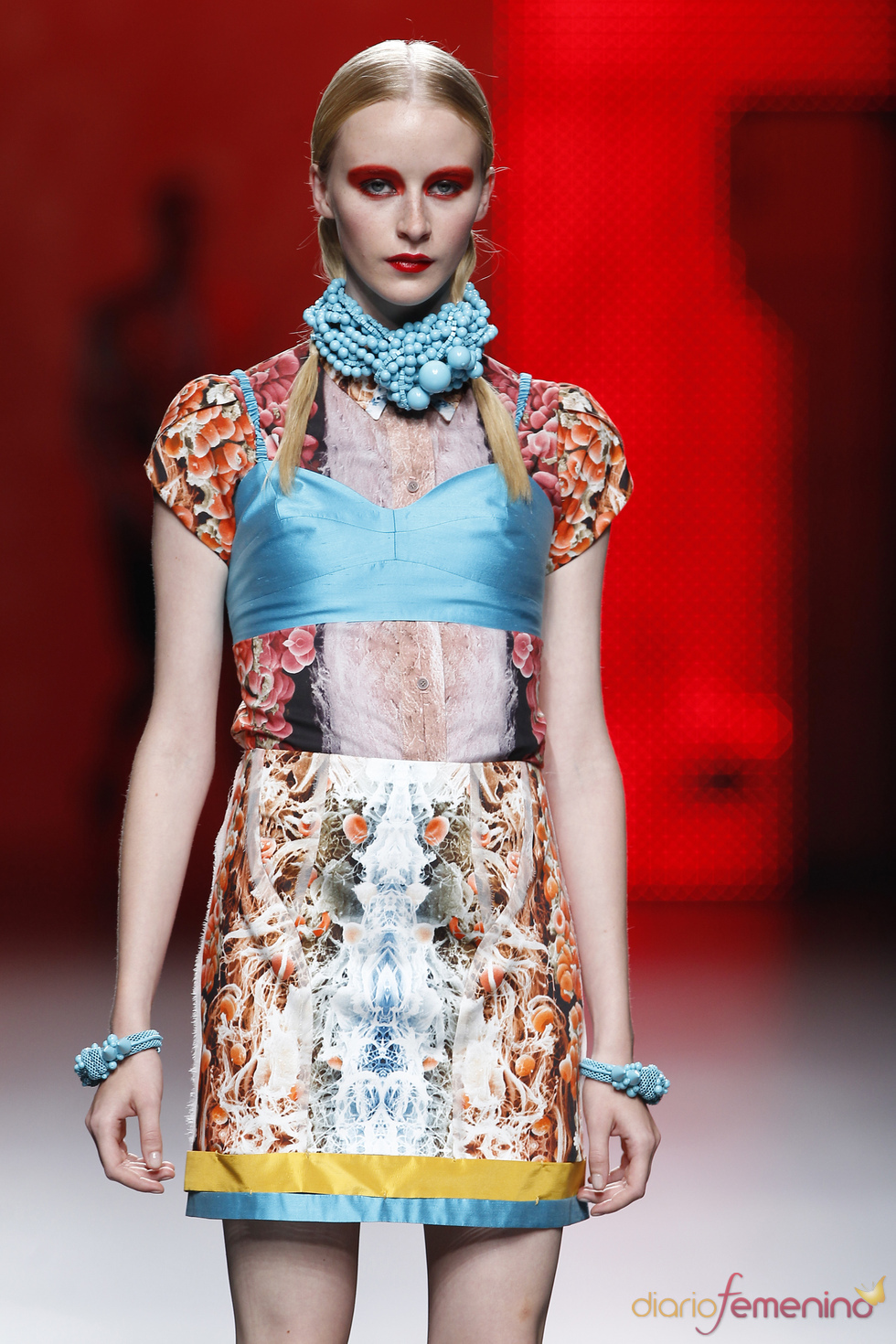 Una multicolor Ana Locking sorprende en la Pasarela Cibeles