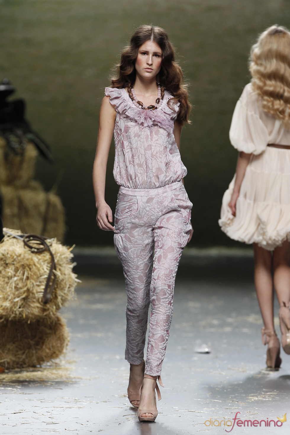 Conjunto morado de Alma Aguilar para la primavera-verano 2011