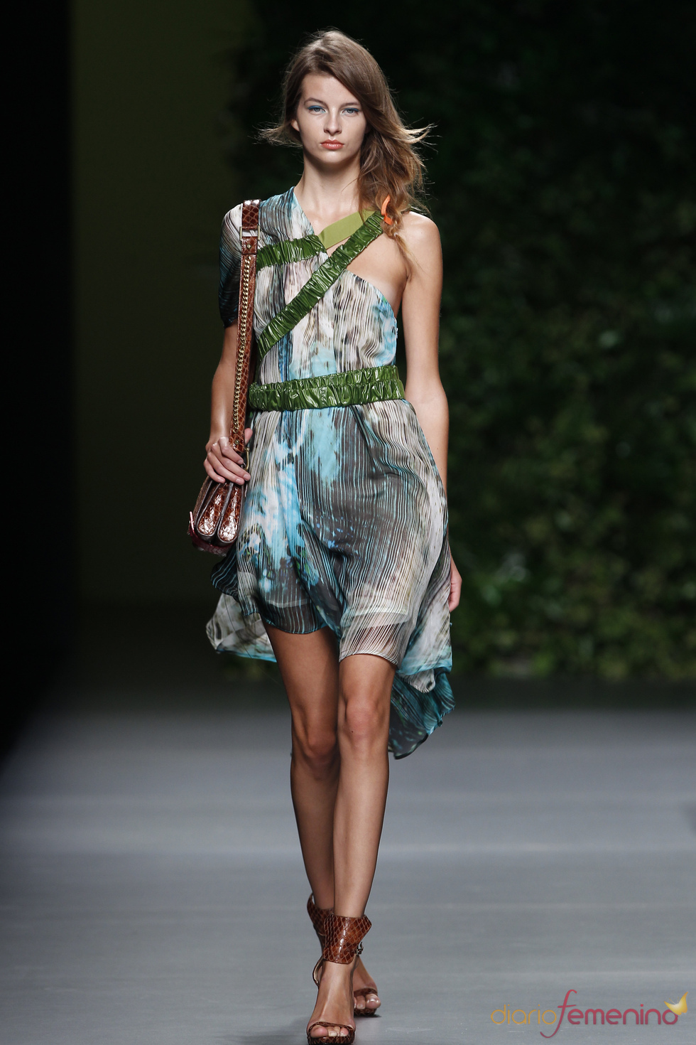 Vestidos asimétricos en la colección primavera-verano 2011 de Devota & Lomba