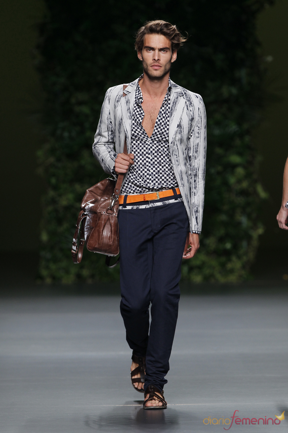Desfile de Devota & Lomba en Cibeles con Jon Kortajarena