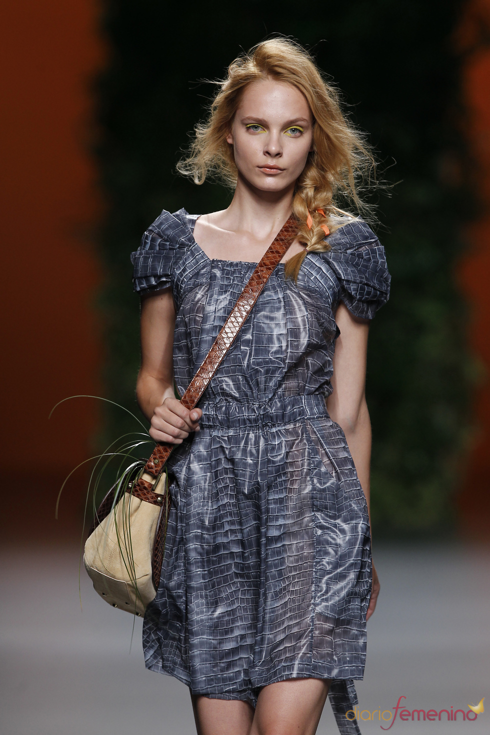 Telas sintéticas en la colección primavera-verano 2011 de Devota & Lomba