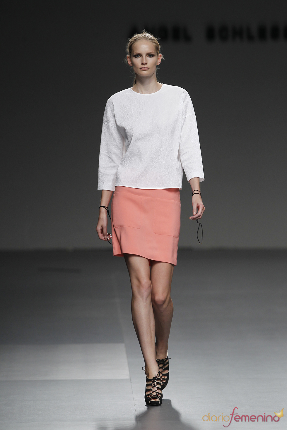 Una austeridad muy femenina en la colección primavera-verano-2011 de Ángel Schlesser