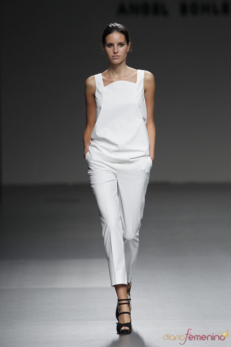 Conjunto blanco de Ángel Schlesser para la primavera-verano 2011