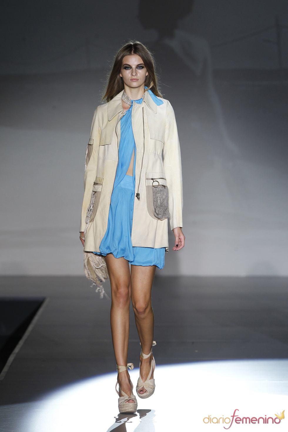 Vestido azul con parca para la colección 2011 de Roberto Verino