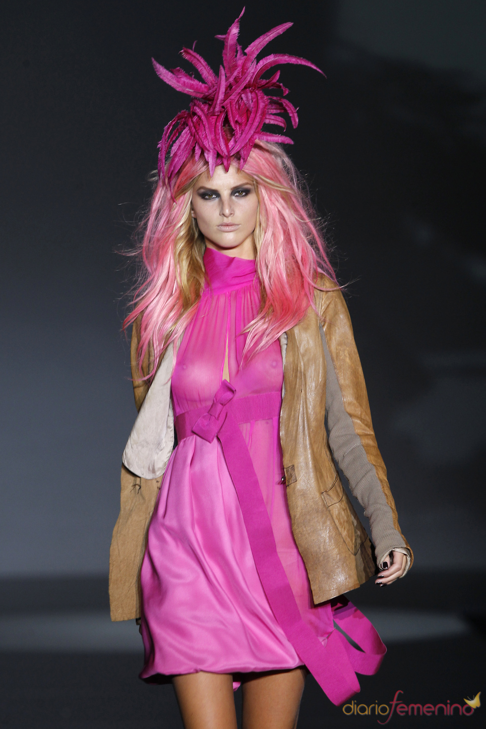 Vestido y tocado en fucsia, Roberto Verino primavera-verano 2011