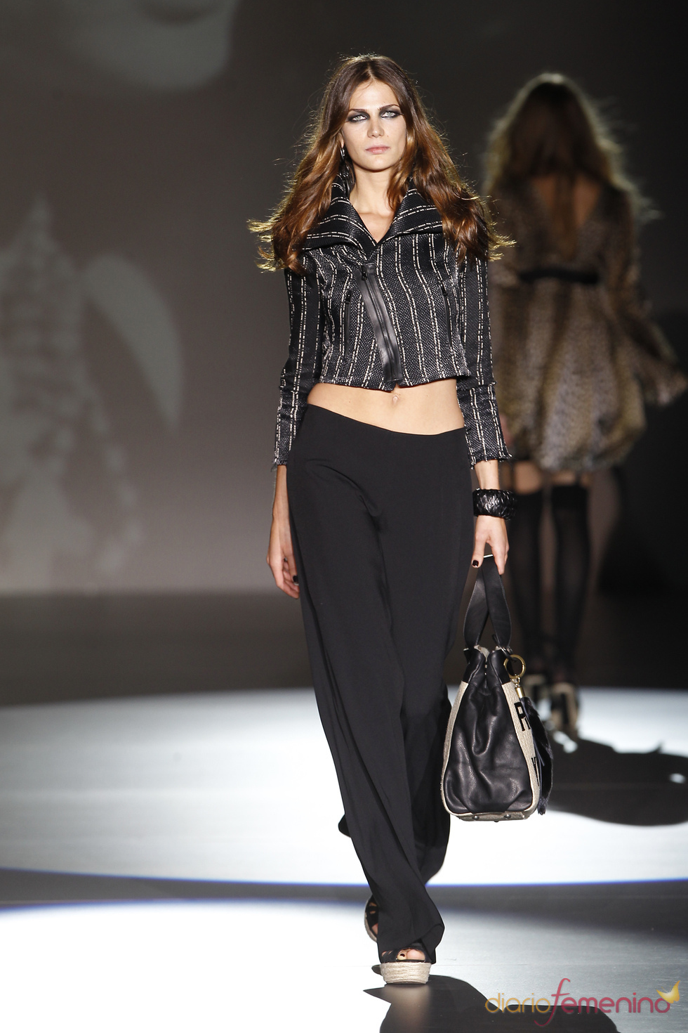 Pantalón de pierna ancha en la colección primavera-verano 2011 de Roberto Verino
