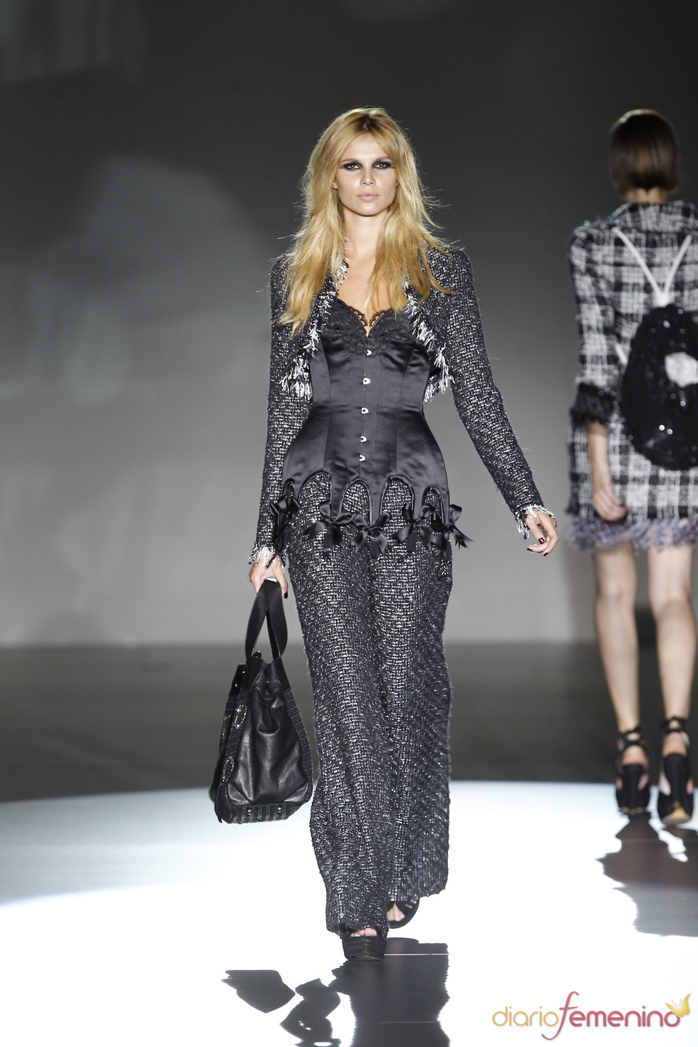 Corsé sobre traje, de Roberto Verino, en Cibeles Madrid Fashion Week