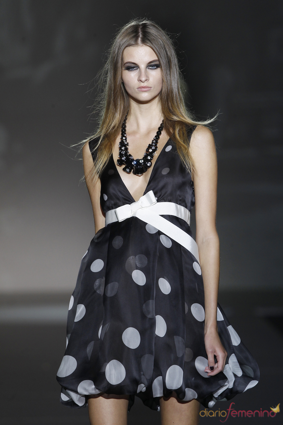Vestido de cocktail con topos para la colección primavera-verano 2011 de Roberto Verino