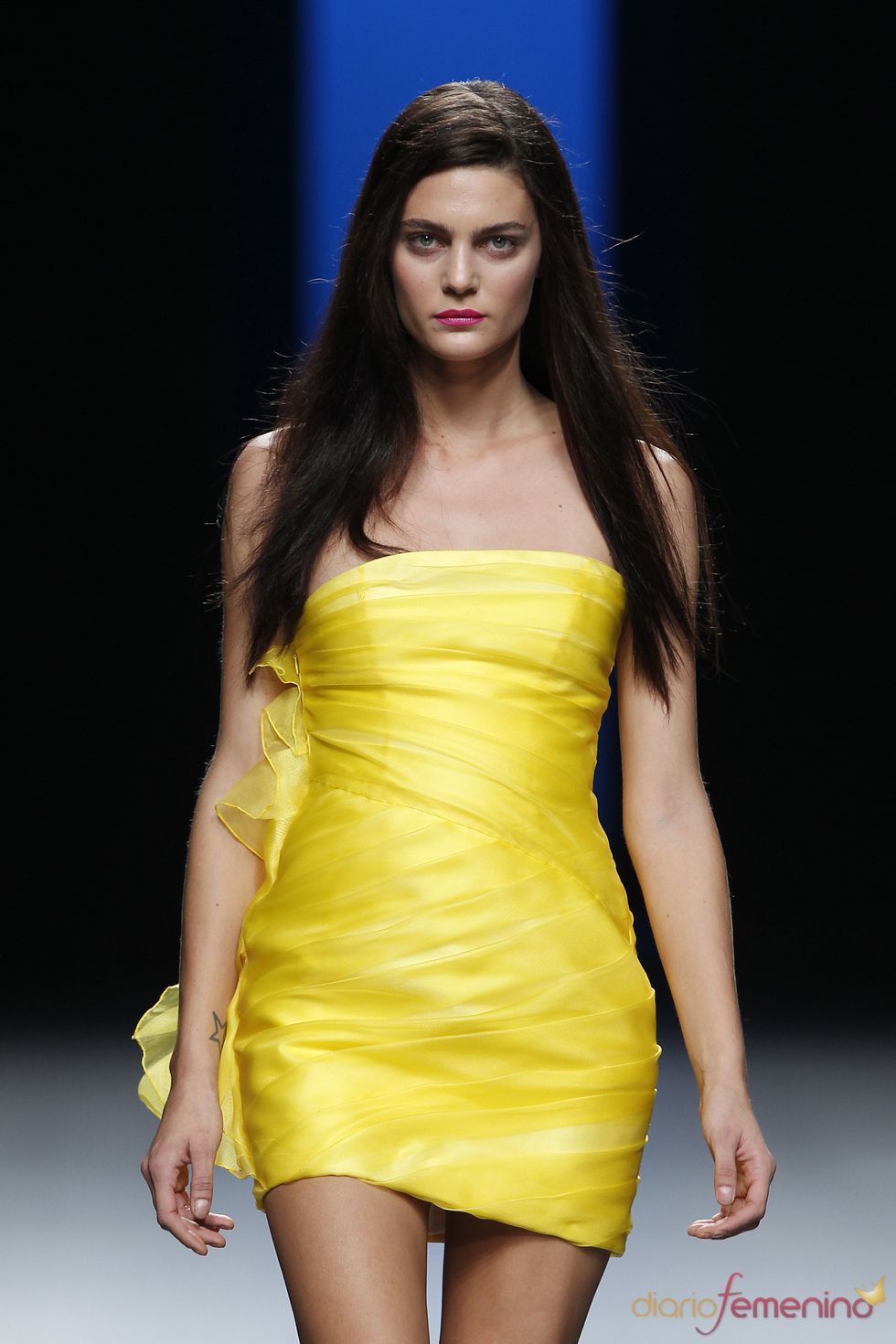 Colores sensuales en la colección primavera-verano 2011 de Juanjo Oliva