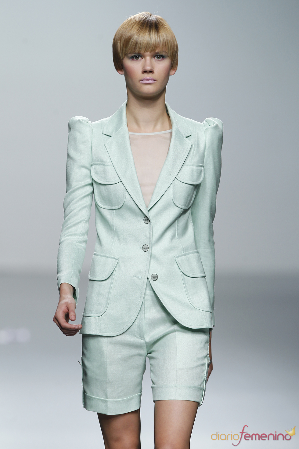 Traje de chaqueta verde pálido para la mujer 2011 de Miriam Ocariz