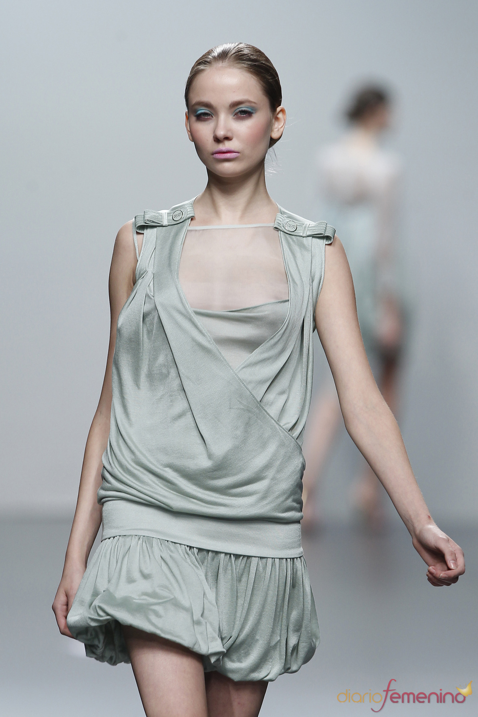 Vestido efecto cruzado de Miriam Ocariz para la primavera-verano 2011