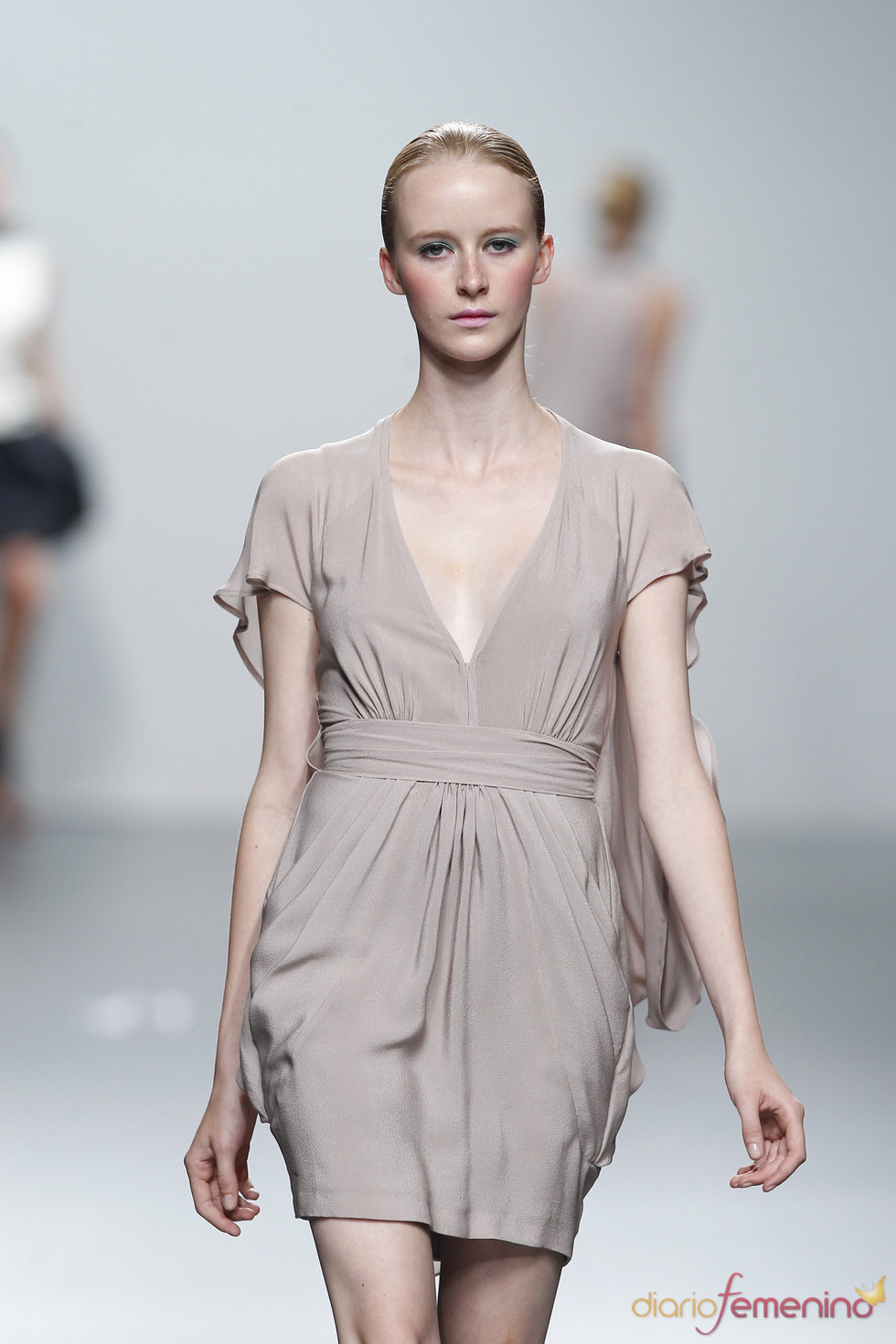 Femenino vestido en color nude de Miriam Ocariz en Cibeles 2011