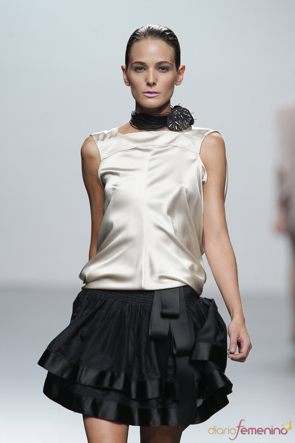 Elegante falda con lazada y camisa de raso para la primavera-verano 2011. Miriam Ocariz