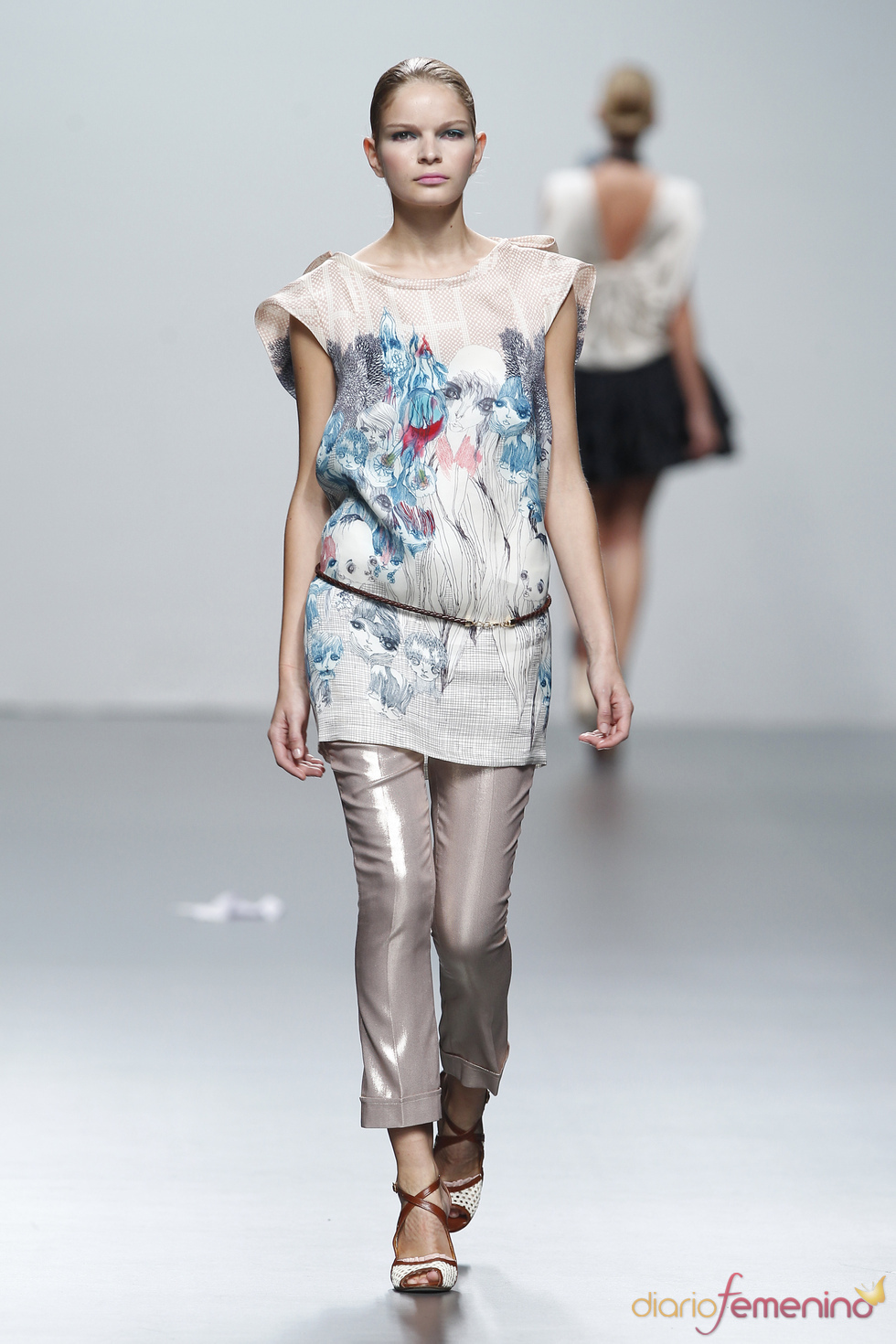 Coloridos estampados en blusón de Miriam Ocariz en Cibeles Madrid Fashio Week 2011