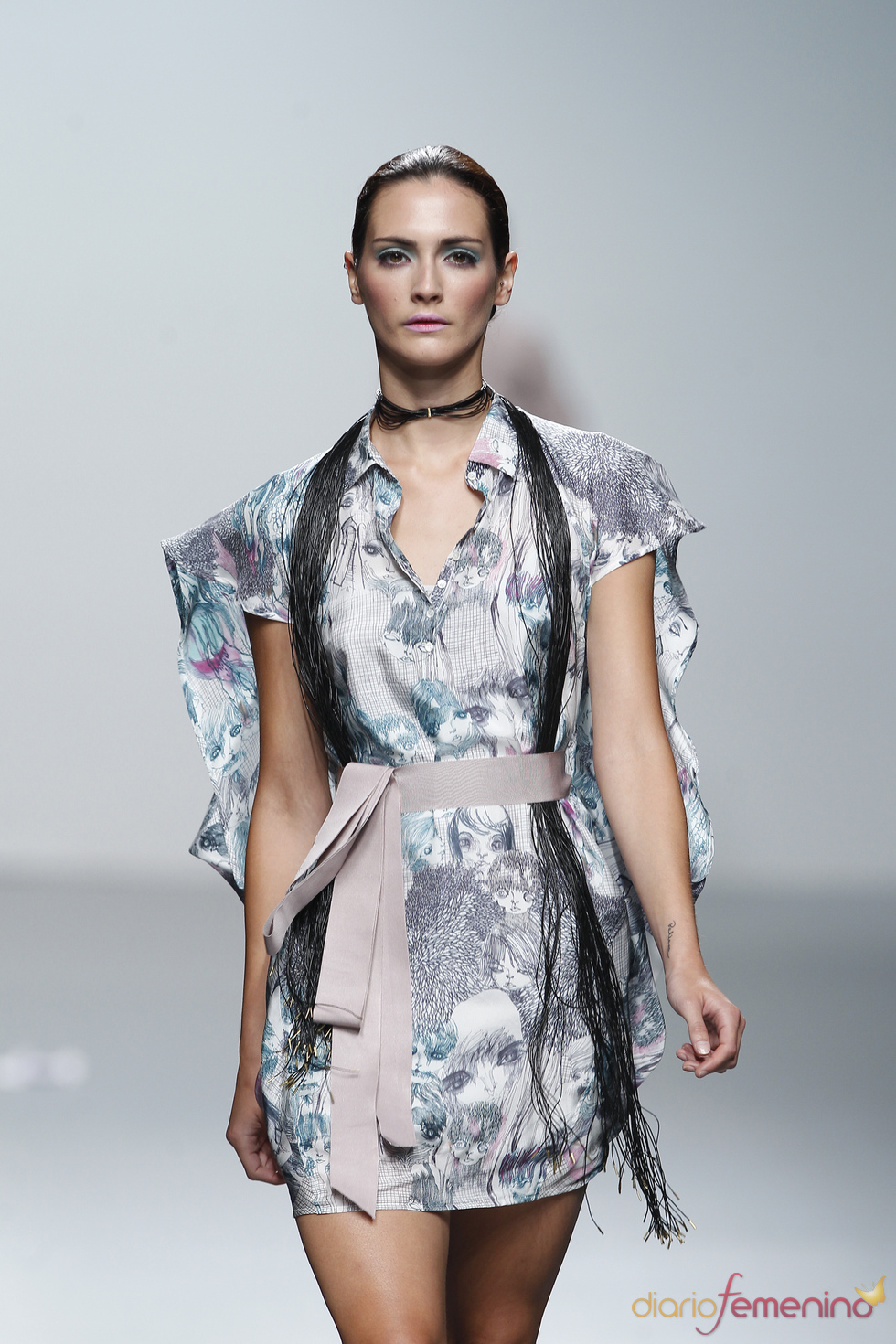 Vestido estampado anudado en la cintura para esta primavera-verano 2011, Miriam Ocariz