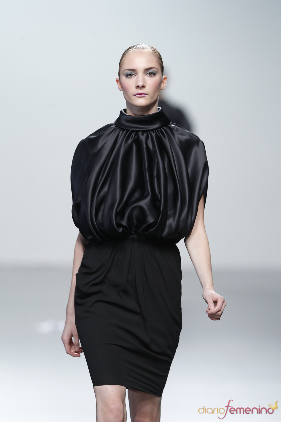 Sofisticado vestido negro con cuello de Miriam Ocariz en Cibeles 2011