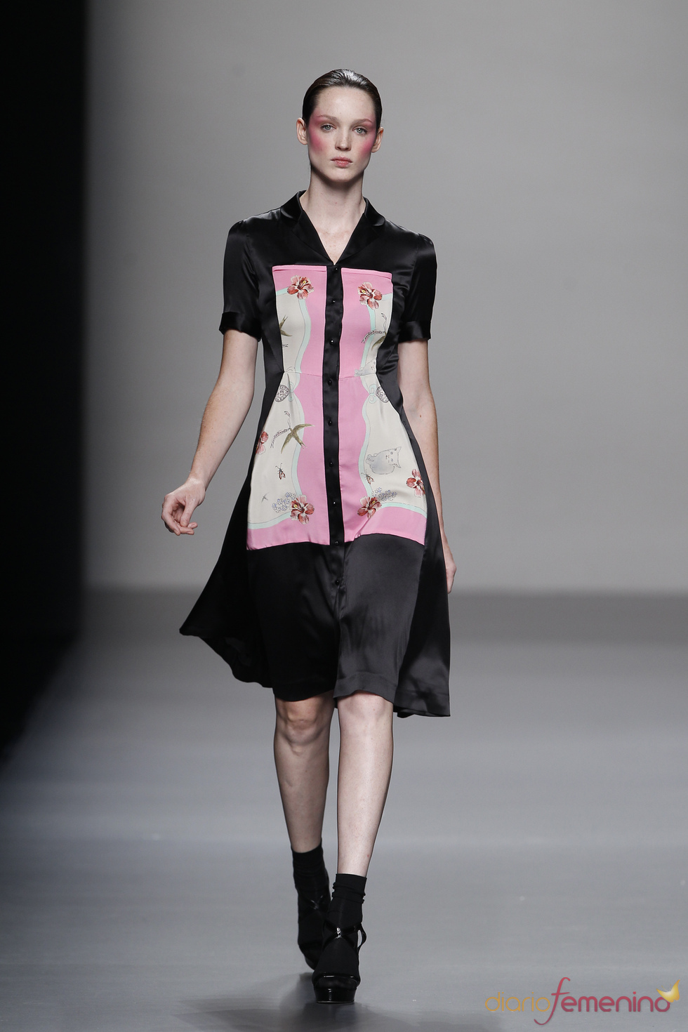 Vestido abotonado con dibujo simétrico de Lydia Delgado en Cibeles 2011