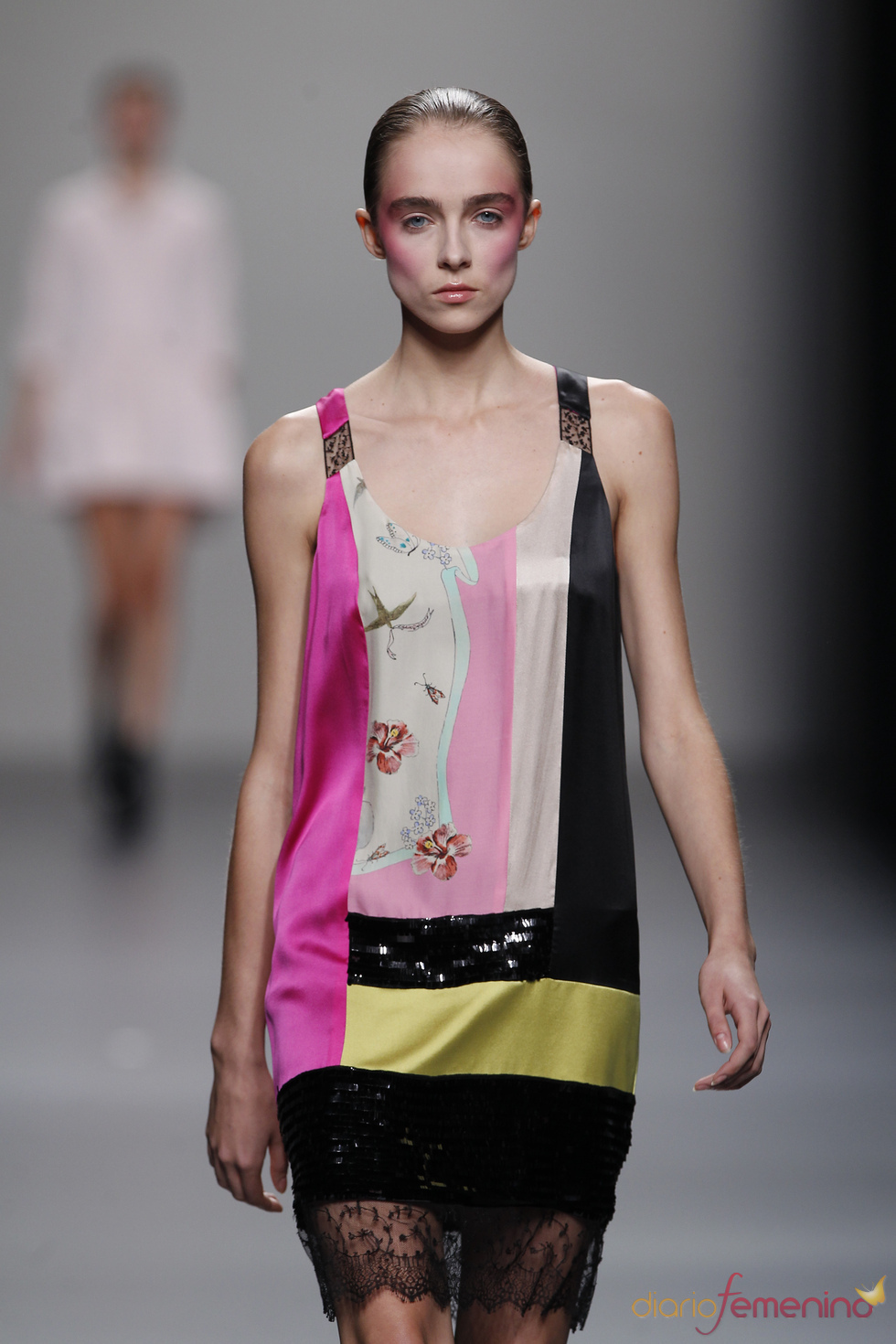 Vestido de colores vivos y encaje en la falda para primavera-verano 2011, Lydia Delgado