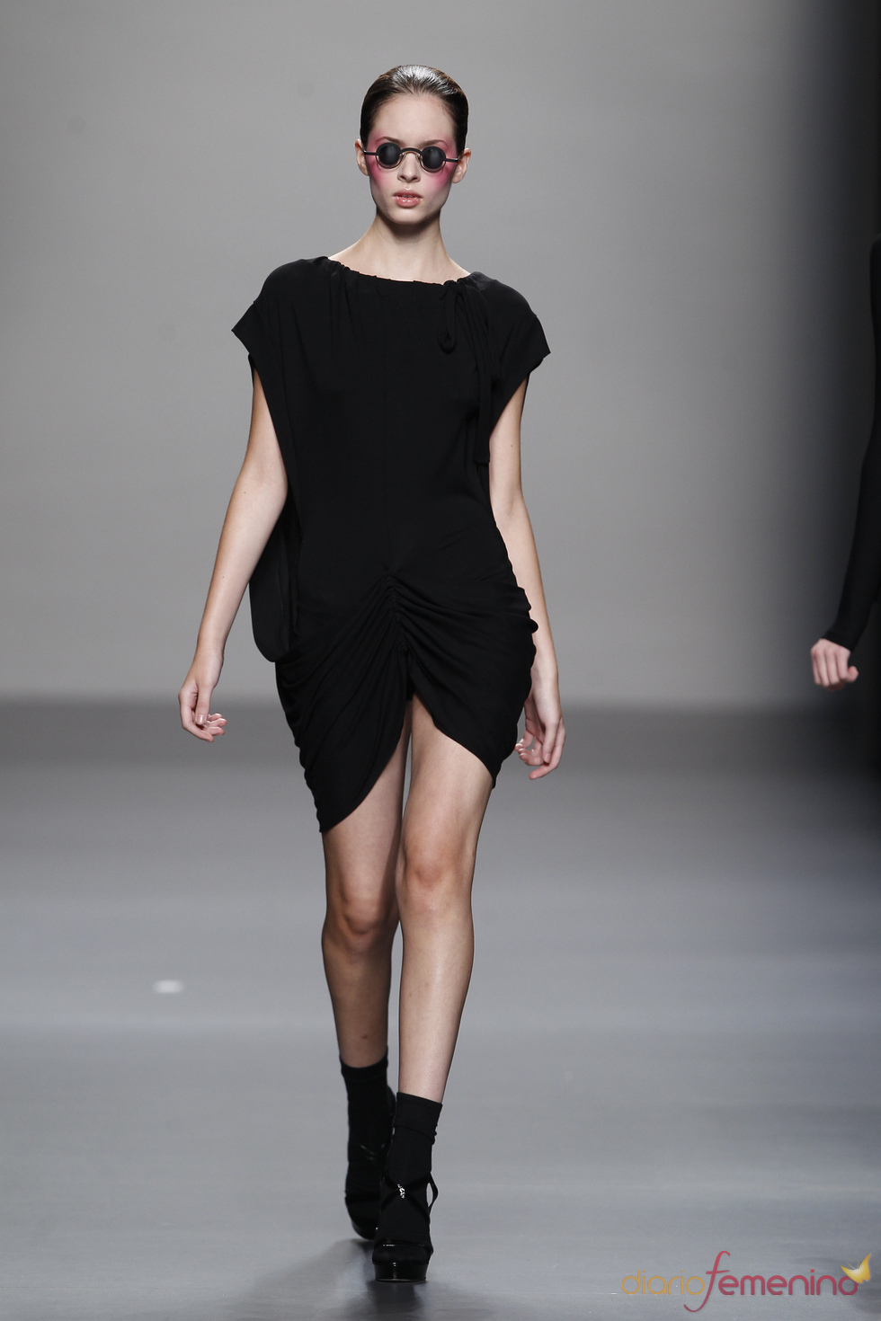 Little black dress con apertura frontal de Lydia Delgado en Cibeles 2011
