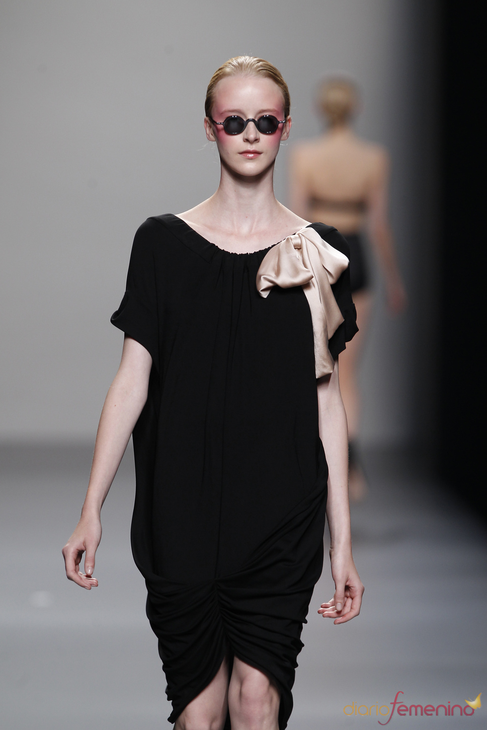 Vestido negro con lazo color champagne para primavera-verano 2011, Lydia Delgado