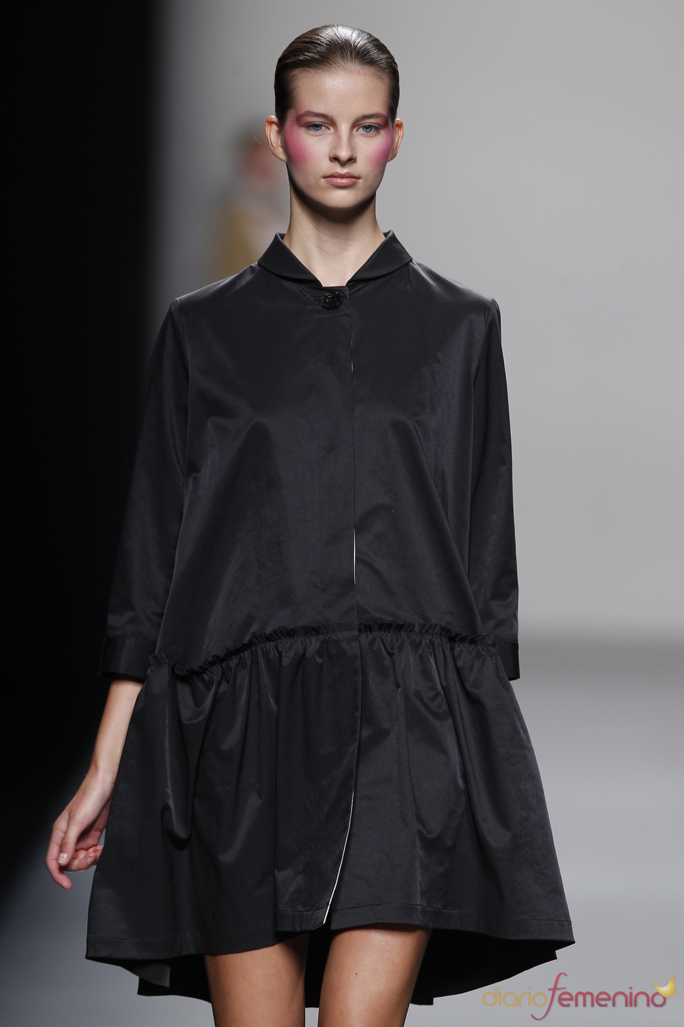 Vestido camisero negro creación de Lydia Delgado en Cibeles 2011