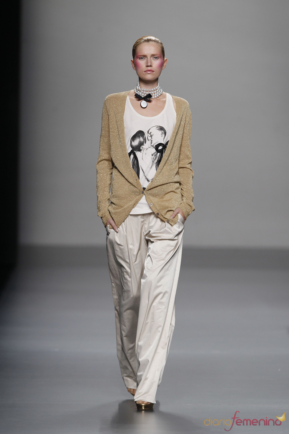 Menos protagonistas pero también presentes los pantalones de Lydia Delgado para este 2011