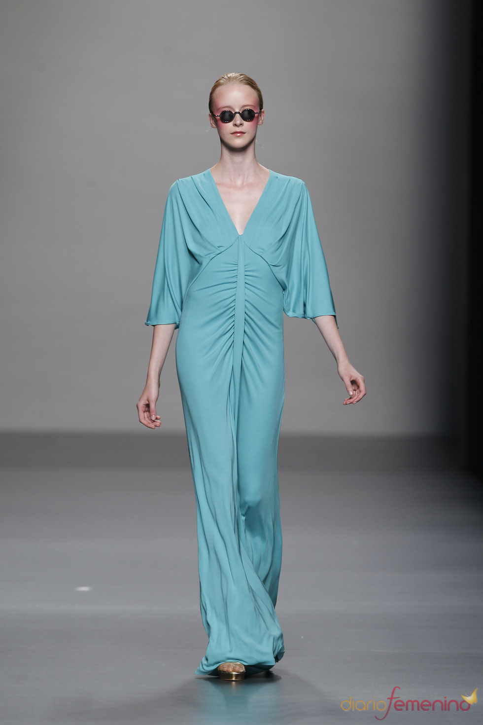 Vestido largo color azul de Lydia Delgado en Cibeles 2011