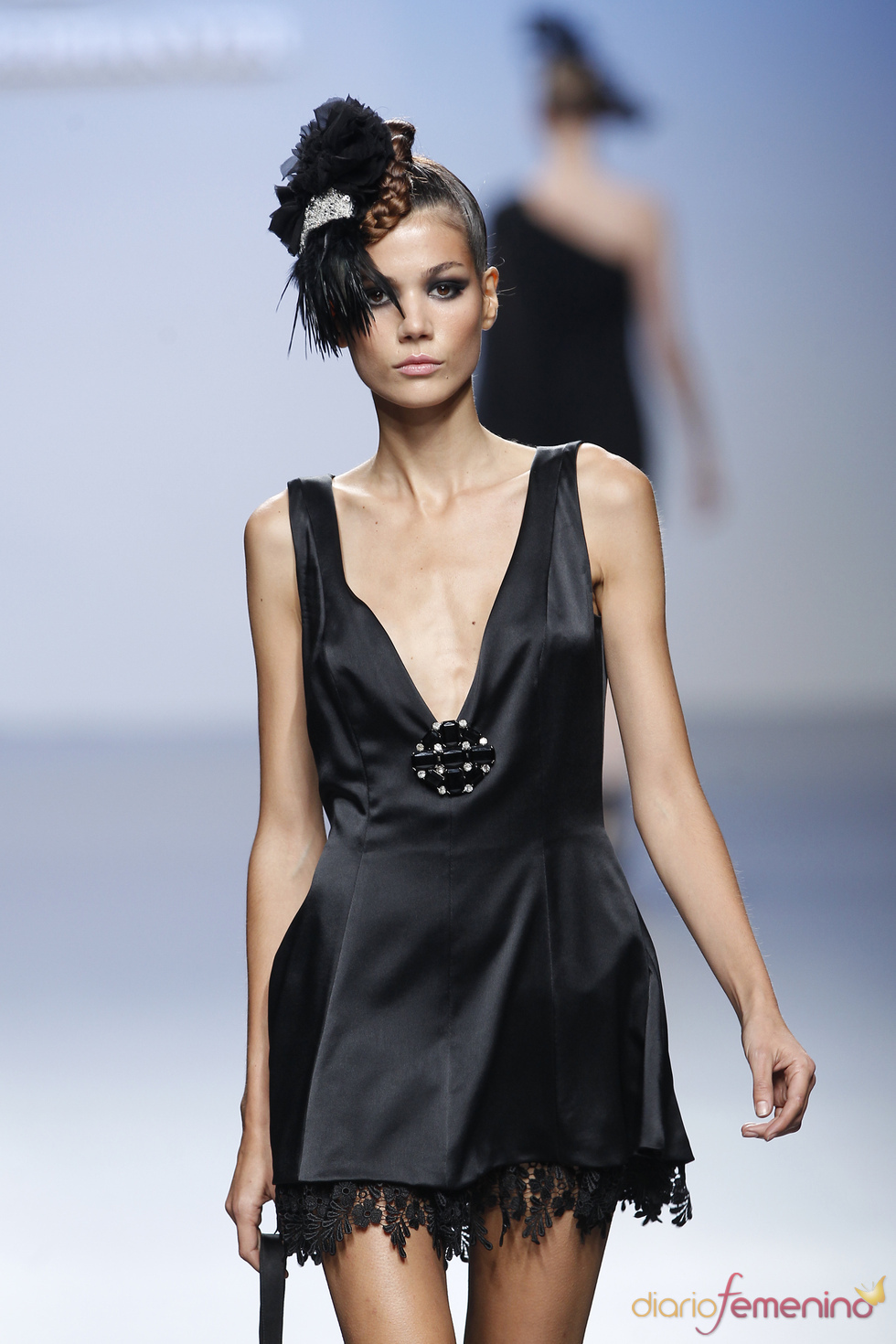 Little black dress con encajes para primavera-verano 2011 de Elio Berhanyer